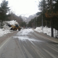 Последствия схода лавины на 91 км трассы А-158 "Прохладный - Баксан - Эльбрус" в КБР устранены